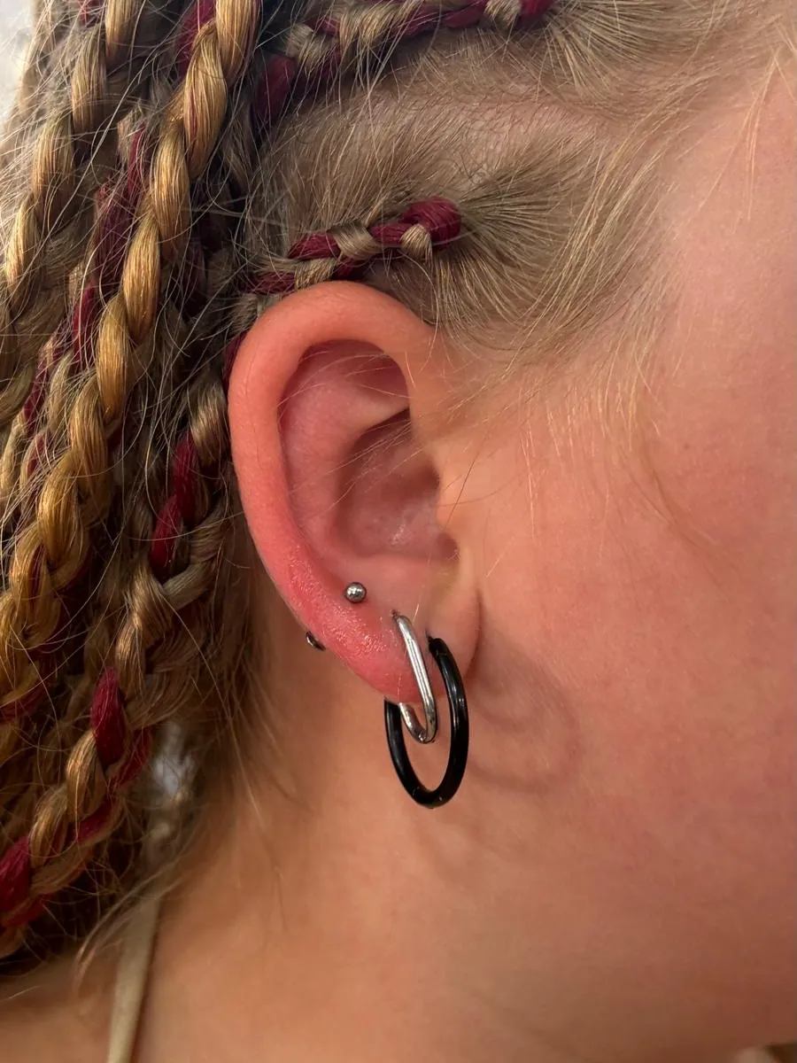Aynı kulakta lob piercingi ve conch bölgesinde halka