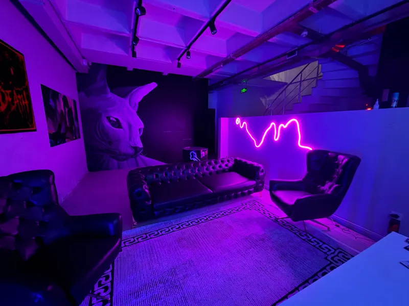 Neon ışıklı bekleme salonu