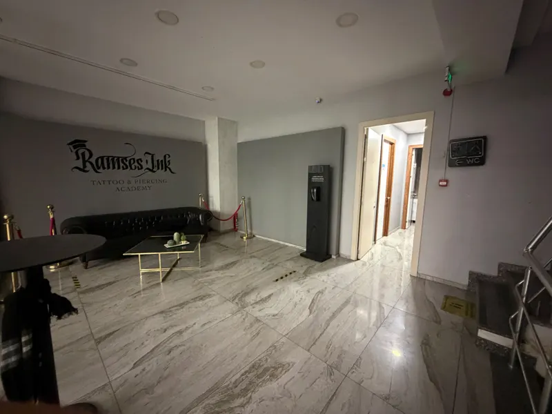 Üst kattaki akademi salonu